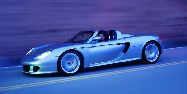 Всички бройки на Carrera GT са създадени във версия тарга и така много малко неща делят водача от V10 двигателя.